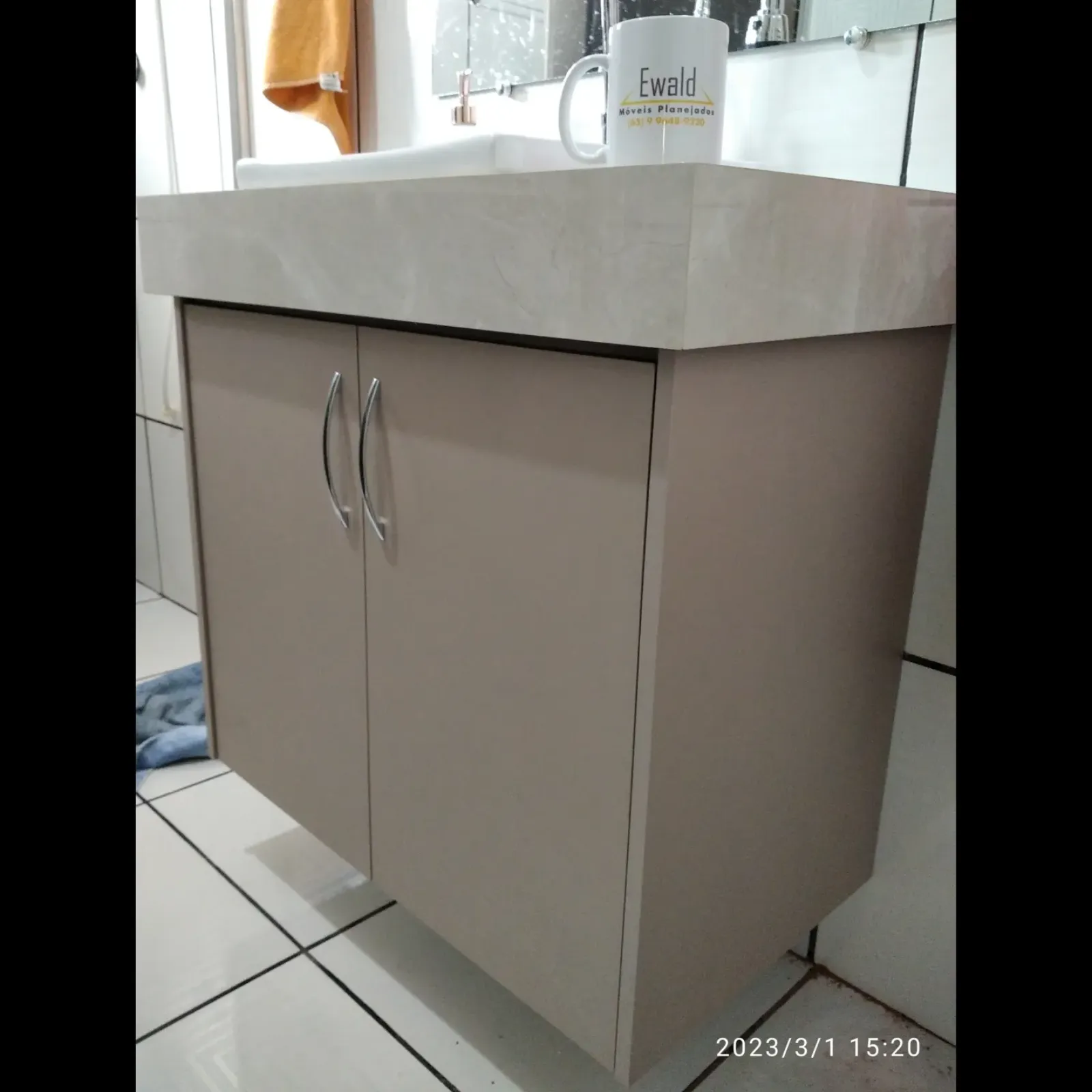 Gabinete de banheiro planejado fendi com bancada de mármore, marcenaria Ewald