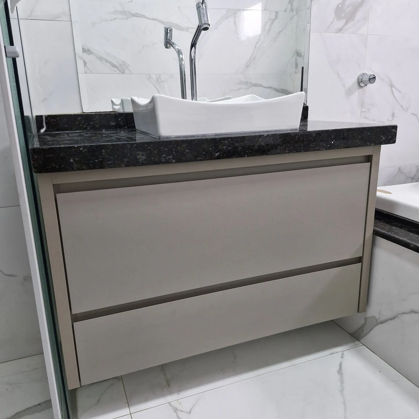 Gabinete de banheiro planejado fendi com gavetas e bancada de granito preto, Ewald Móveis Planejados