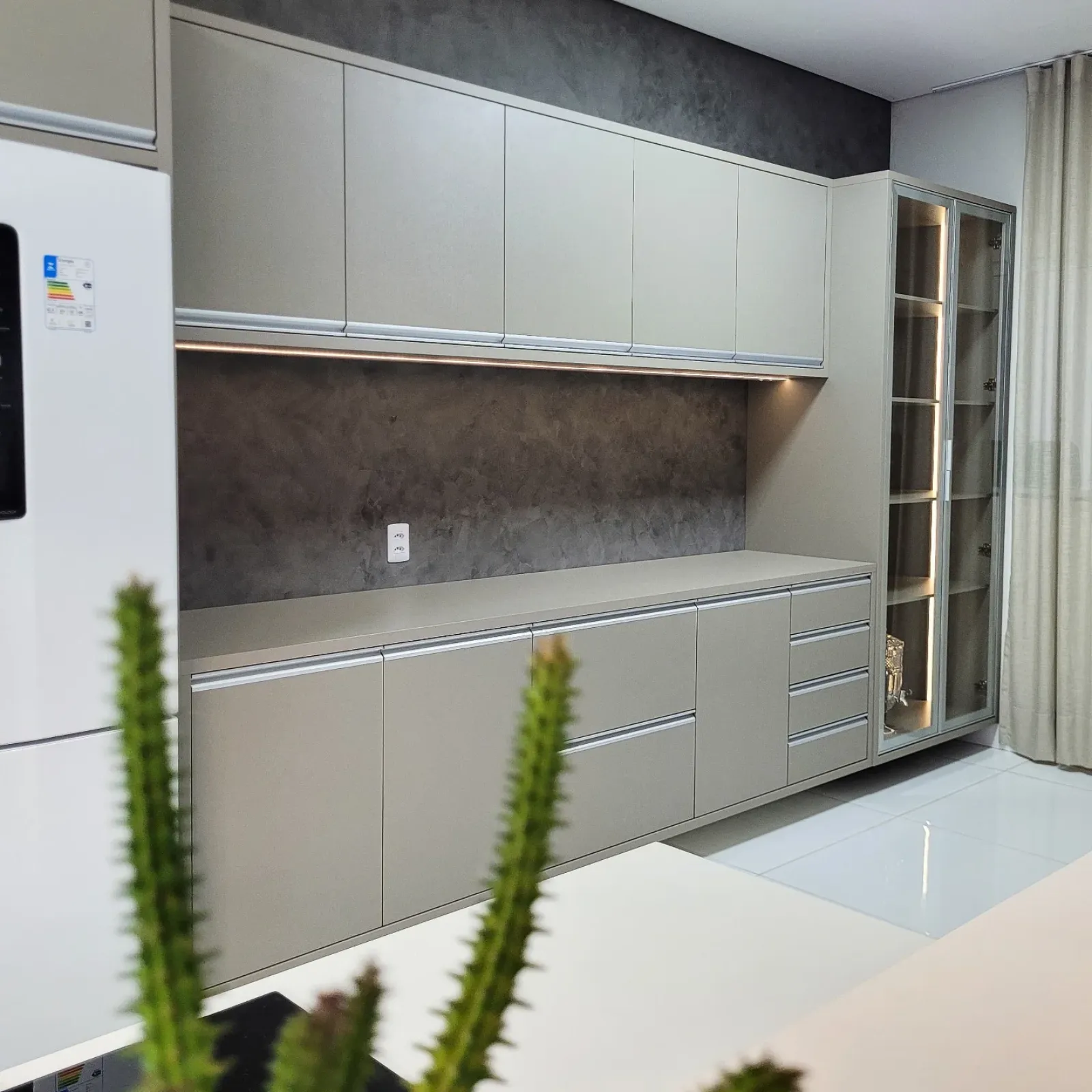 Cozinha planejada fendi com iluminação LED e cristaleira iluminada, Ewald Móveis Planejados