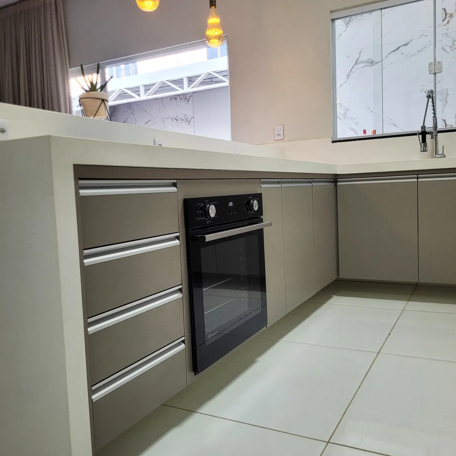 Cozinha planejada com ilha, gaveteiro e forno embutido, móveis para cozinha sob medida MT