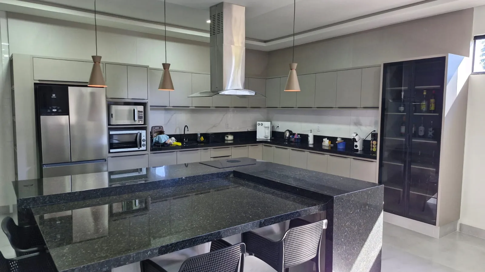 Cozinha planejada com ilha em granito preto, projeto Ewald em Primavera do Leste