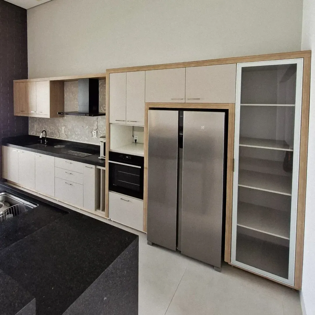 Cozinha planejada off-white com despenseiro e torre quente, Ewald Móveis Planejados