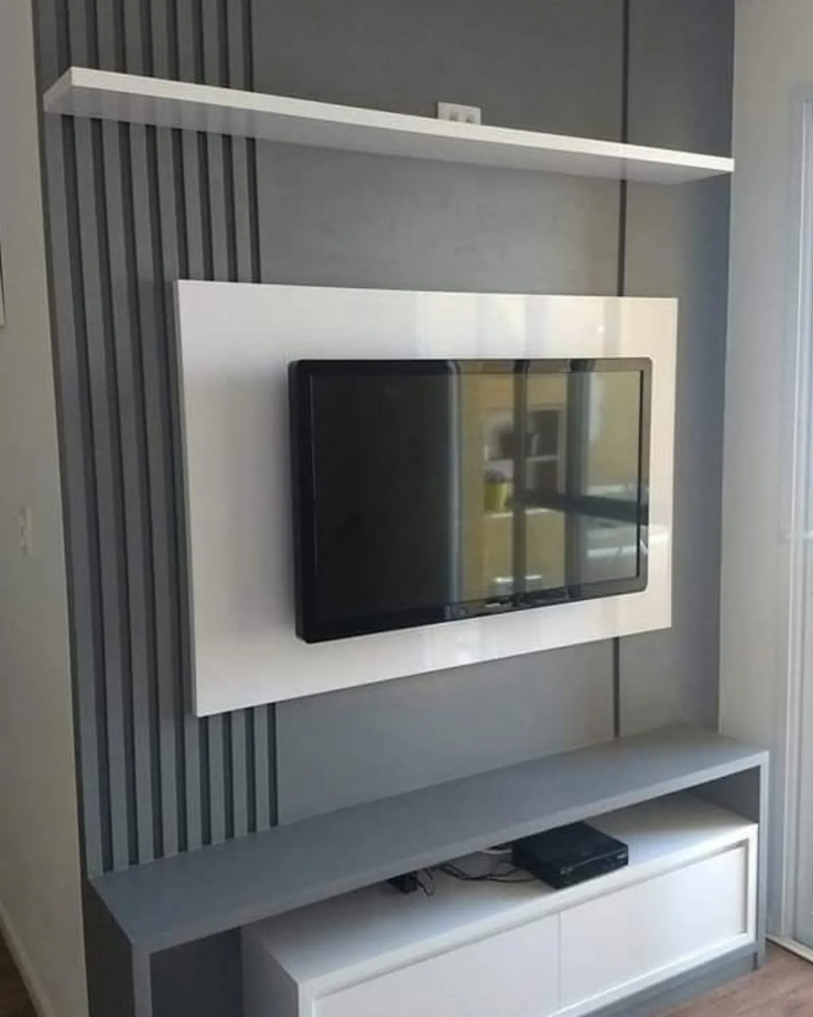 Painel de TV planejado branco com rack e ripado cinza em Primavera do Leste