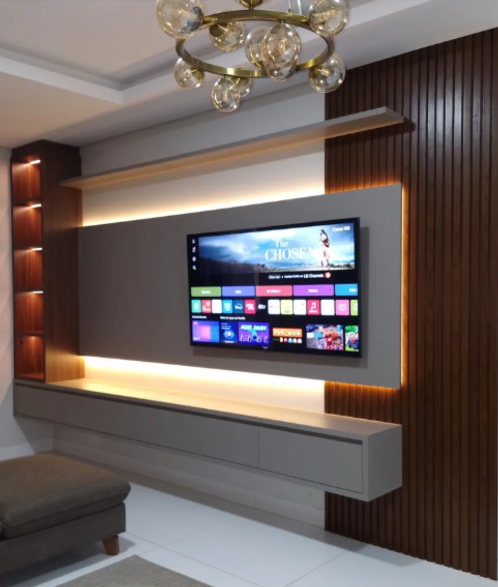 Painel de TV planejado com iluminação LED e ripado de madeira escura em Primavera do Leste