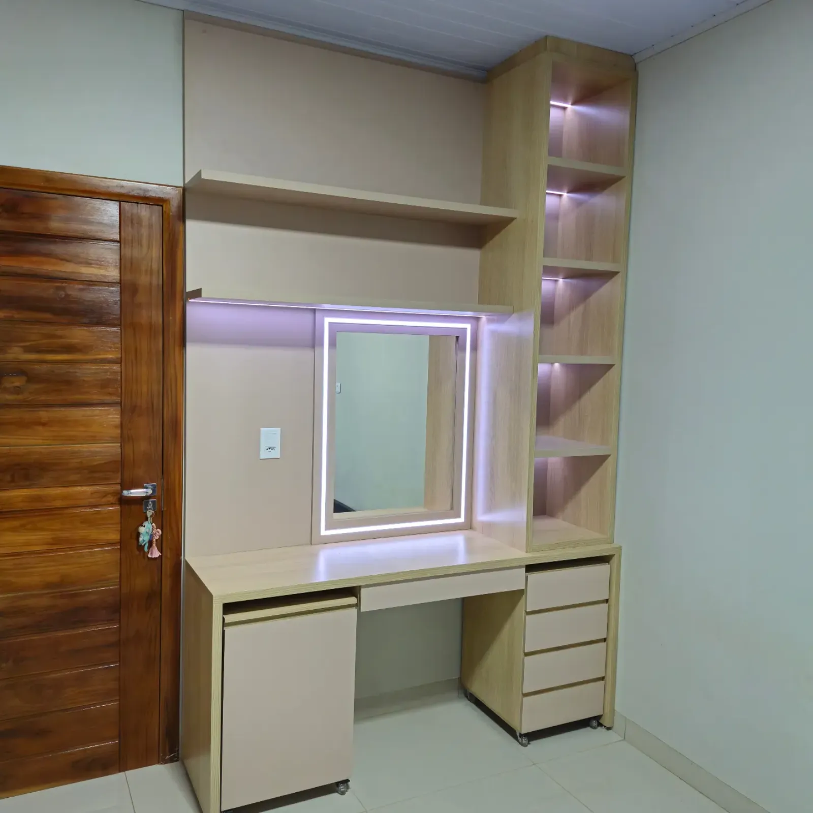 Penteadeira planejada com espelho iluminado em LED e estante de nichos, marcenaria Ewald