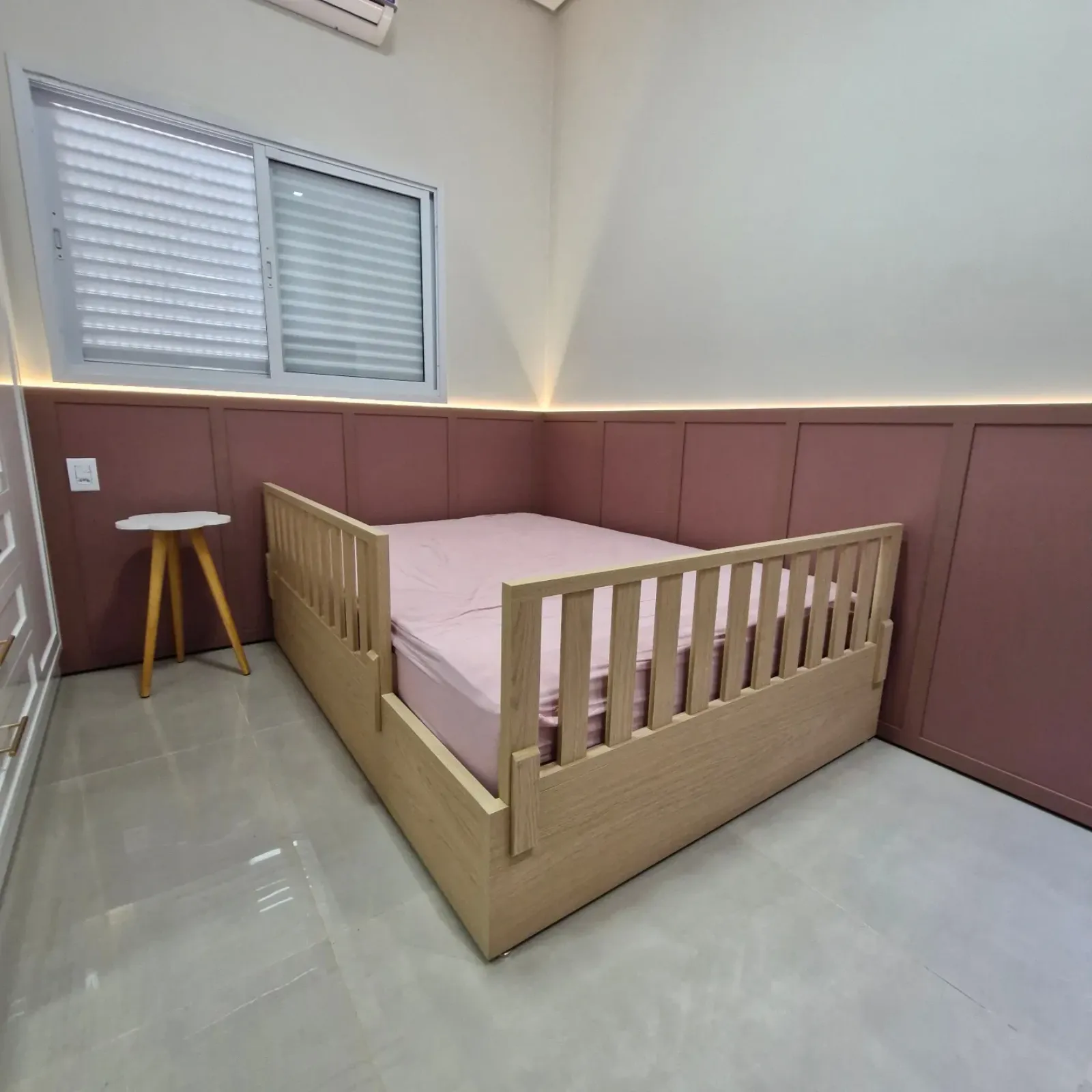 Quarto infantil planejado com cama montessoriana de madeira e boiserie, Ewald Móveis Planejados