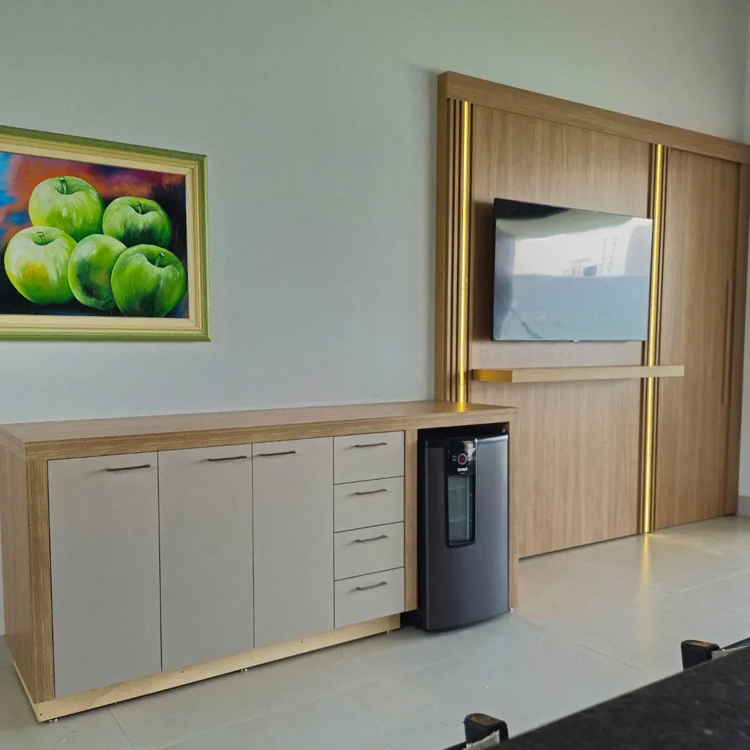 Painel de TV e buffet planejado em madeira amadeirada, móveis sob medida