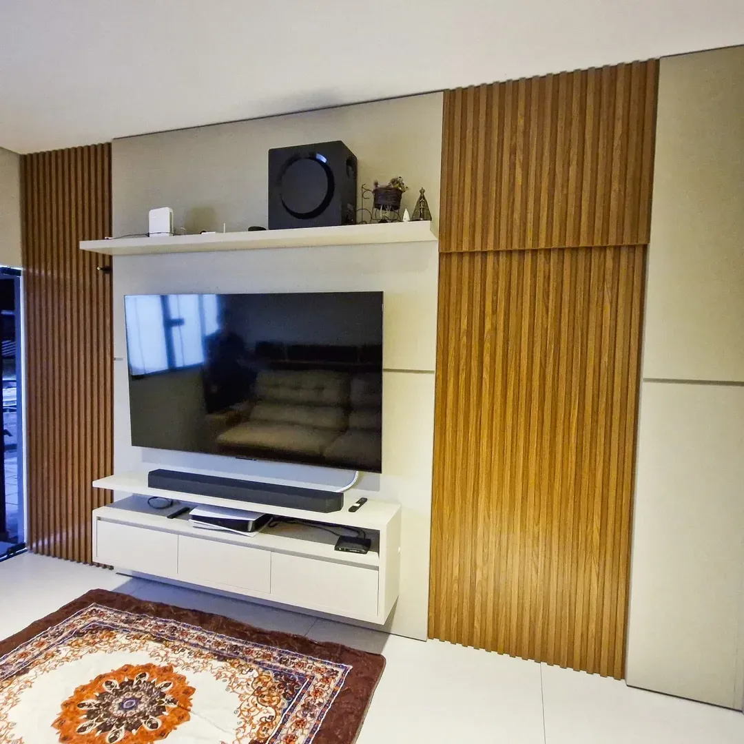 Painel de TV ripado em madeira na sala de estar, marcenaria planejada Primavera do Leste