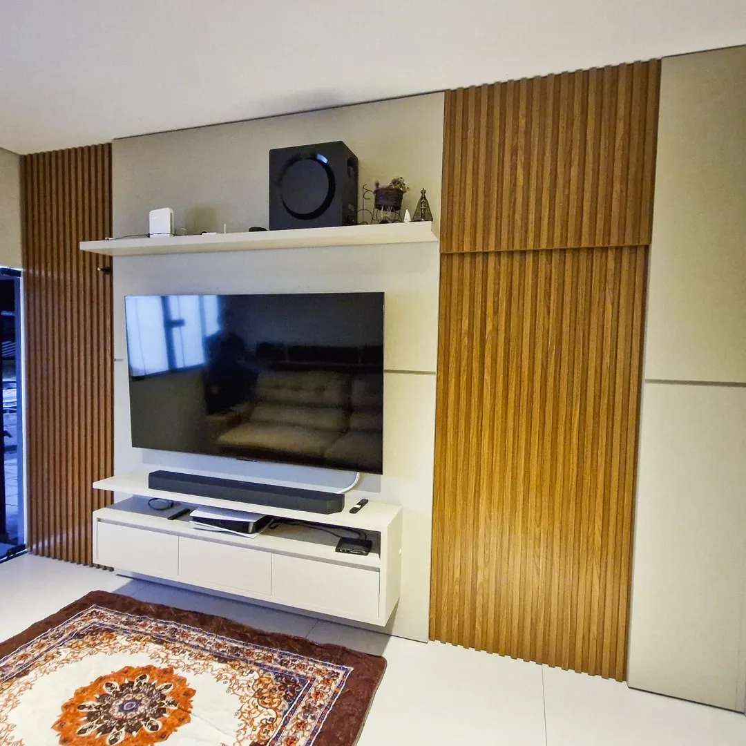 Painel de TV ripado em madeira na sala de estar — marcenaria planejada Primavera do Leste